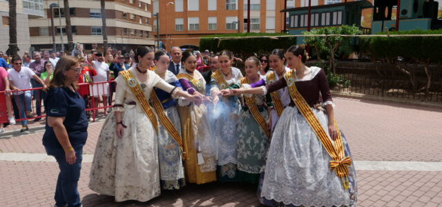Vila-real es desperta amb gasolina, banyadors i bous en una festa per a tots els gustos