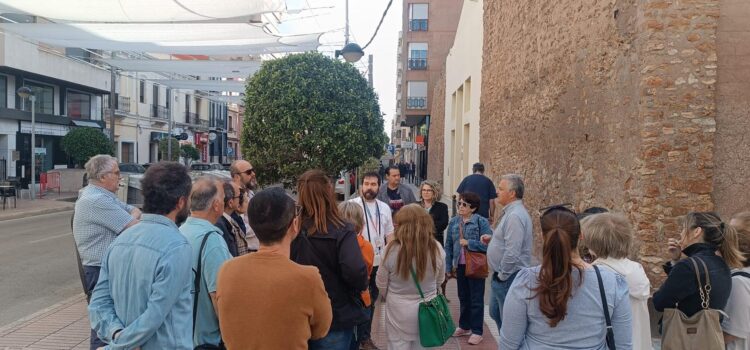Els participants del Voluntariat pel valencià descobreixen l’antic traçat de les muralles de Vila-real
