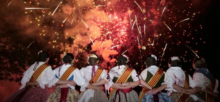 La plaça Major s’ompli de música i emoció en la jornada de clausura de les festes