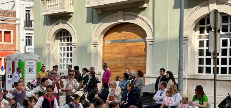 Les Purissimeres participen amb entusiasme en la desfilada de les festes de Sant Pasqual