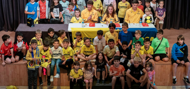 El Villarreal CF visita la penya Passió Groga en un acte carregat de sentiment groguet
