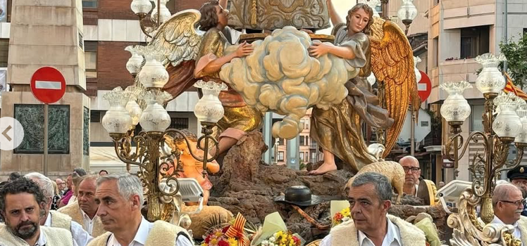 La Congregació de les Purissimeres honra Sant Pasqual amb l’emotiva participació en la processó
