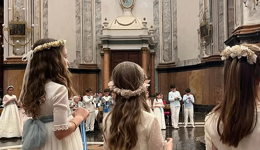 Els menuts reben la vestició de medalles de les Purissimeres