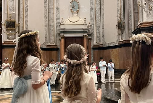 Els menuts reben la vestició de medalles de les Purissimeres