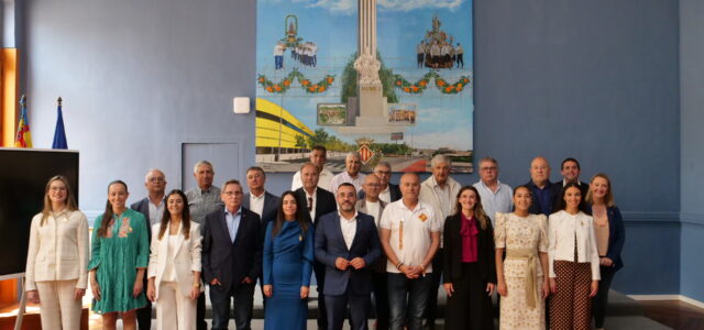 Vila-real homenatja Sant Isidre Llaurador amb una missa i una ofrena a l’escultura del Llaurador