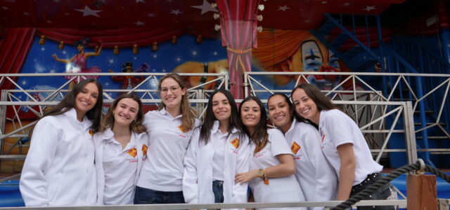 La reina i les dames del 2025 gaudeixen del dia popular a la fira d’atraccions de Vila-real