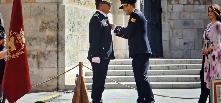 L’intendent de la Policia Local rep la Creu de la Policia Local de Terol per serveis distingits