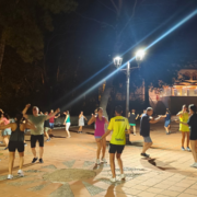 El Ball de plaça ompli de tradició la plaça del Pastoret en un assaig obert al públic
