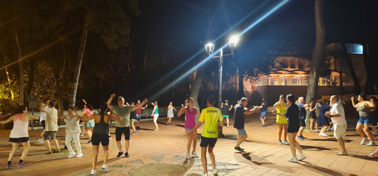 El Ball de plaça ompli de tradició la plaça del Pastoret en un assaig obert al públic