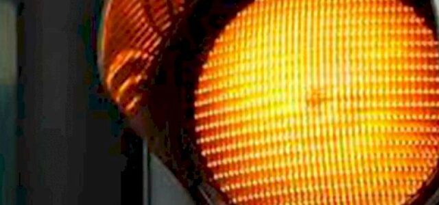 La Policia Local recorda que el semàfor groc fix obliga a detindre’s