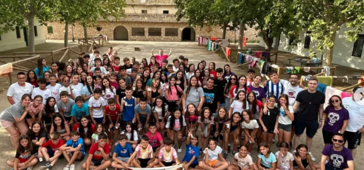110 xiquets i xiquetes gaudeixen d’un campament d’estiu a Alarcón