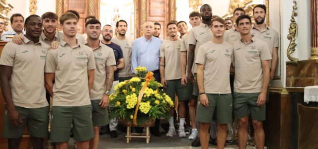 L’alcalde Benlloch acompanya el Villarreal CF en l’ofrena als patrons