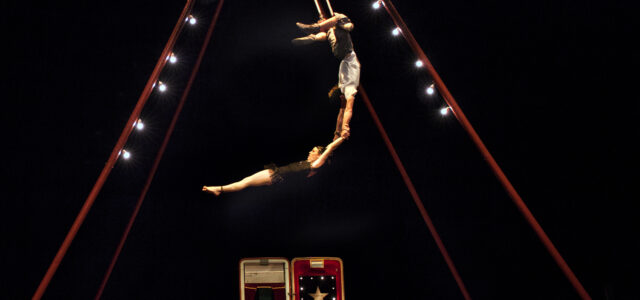 La plaça del Pastoret acull l’espectacle de circ ‘La Coquette’ amb trapezi, acrobàcies i humor