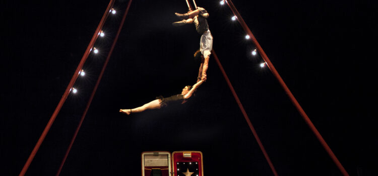 La plaça del Pastoret acull l’espectacle de circ ‘La Coquette’ amb trapezi, acrobàcies i humor