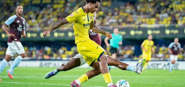 El Villarreal perd davant el Aston Villa en La Ceràmica en un partit replet de notícies (0-2)