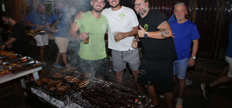 La Nit de la Xulla plena els carrers de Vila-real amb olor de tradició