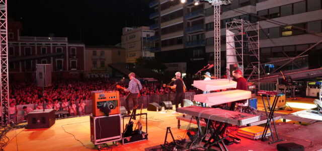 La plaça Major de Vila-real s’ompli amb el concert de Rafa Sánchez i La Guardia