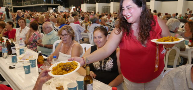 Èxit en la Festa de la Tercera Edat amb una paella monumental