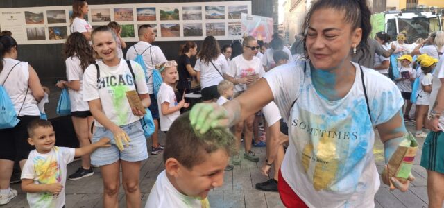 Els colors omplin el centre de Vila-real amb la VI Marxa Solidària Holi Color