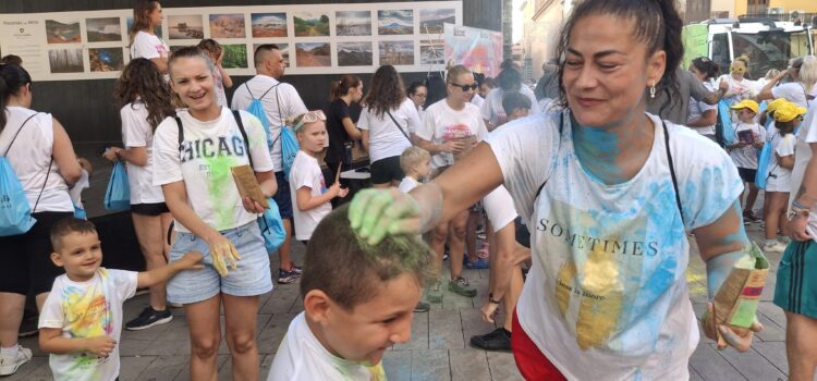 Els colors omplin el centre de Vila-real amb la VI Marxa Solidària Holi Color