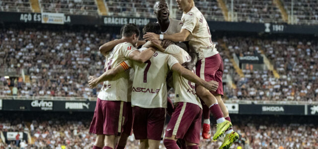 El Villarreal supera amb solvència al Valencia i encén les grades de Mestalla al final del partit (0-2)