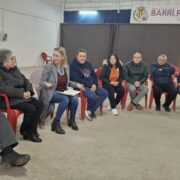 Maria Fajardo explica als veïns del barri del Roser els detalls de la nova taxa de residus