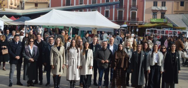 La corporació municipal mostra el seu suport als participants a la Fira de Santa Caterina