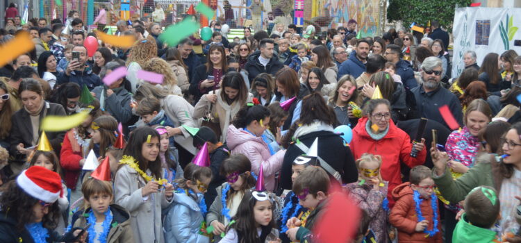 Centenars de xiquets participen en les campanades infantils