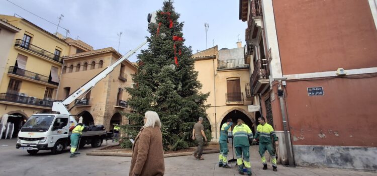 La màgia de Nadal arriba a Vila-real amb un arbre gegant de 12 metres