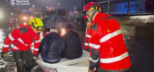 Bombers auxilien a una persona amb mobilitat reduïda aïllada per les pluges