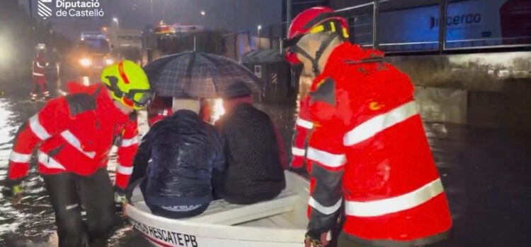 Bombers auxilien a una persona amb mobilitat reduïda aïllada per les pluges