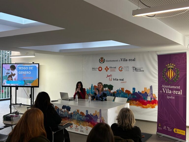 Elena Casado analitza el biaix de gènere en la sanitat