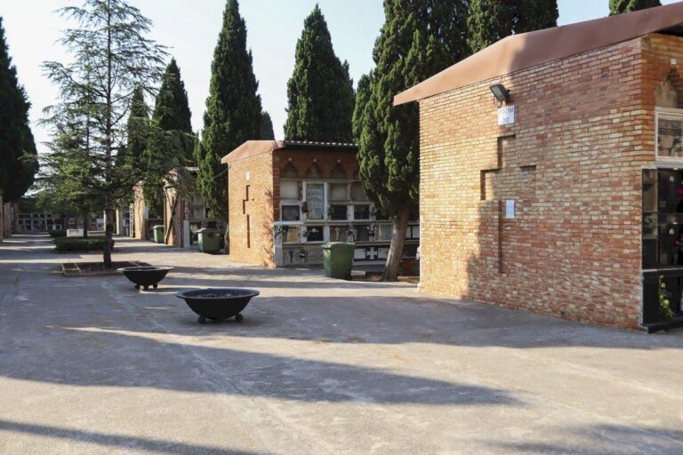 Construcció de 50 columbaris al cementeri amb una reforma integral