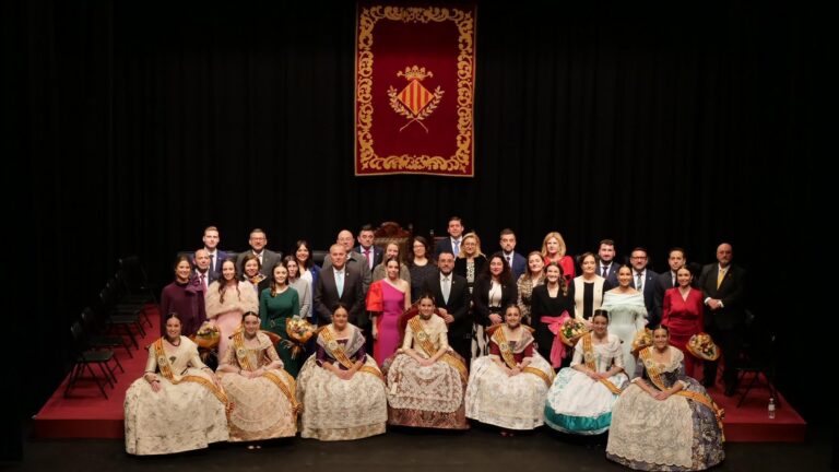 Vila-real ret homenatge a la reina de 2024, Belén Ramos Cabedo, i la seua cort d’honor