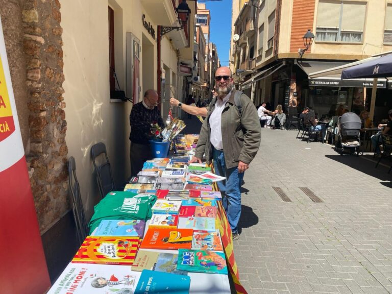 Celebració del Dia del Llibre amb literatura en valencià a la plaça Mossén Ballester