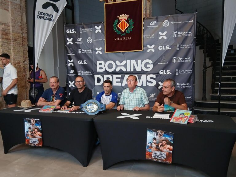 Jairo Noriega passa el pesatge oficial abans del seu combat en el Campionat Europeu de pes mosca