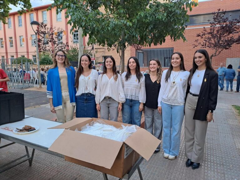 La plaça de Sant Ferran acull la tradicional Nit de Xulla del barri en un ambient festiu i de convivència