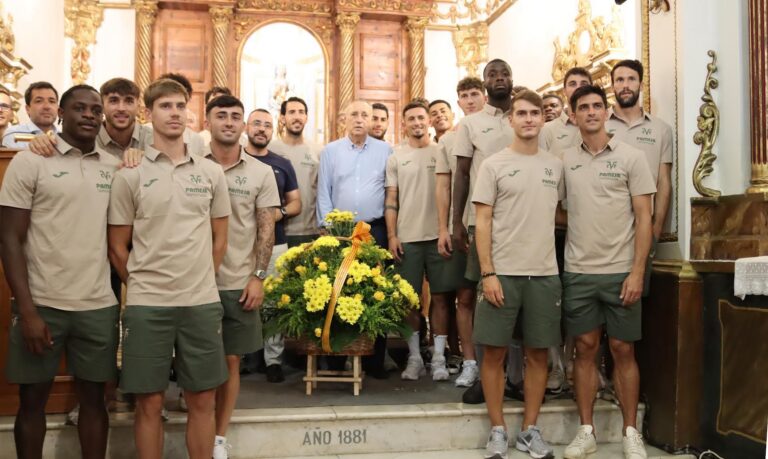 L’alcalde Benlloch acompanya el Villarreal CF en l’ofrena als patrons