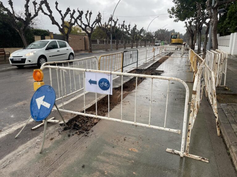 Vila-real reprén les labors per a soterrar la línia de mitja tensió paral·lela al carrer de l’Ermita