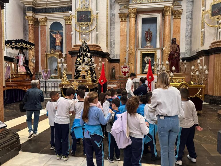 Prop d’un miler d’escolars descobreixen la Setmana Santa local a través de visites guiades a l’Arxiprestal