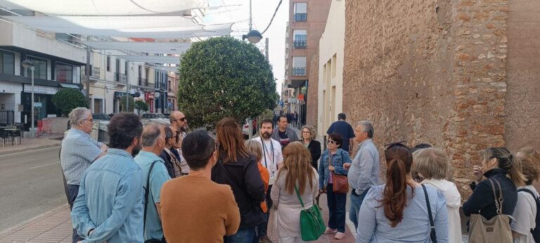 Els participants del Voluntariat pel valencià descobreixen l’antic traçat de les muralles de Vila-real