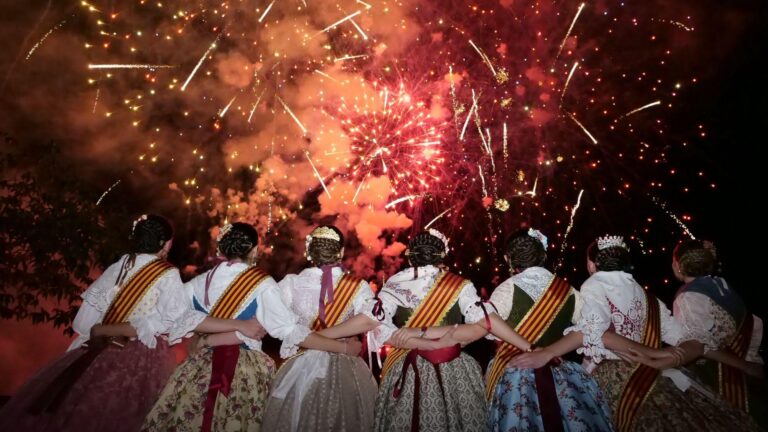 La plaça Major s’ompli de música i emoció en la jornada de clausura de les festes