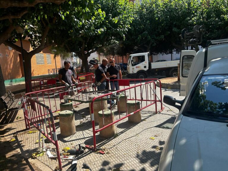 Vila-real reforça el mobiliari urbà amb la renovació de tres taules de formigó al parc de l’Arbre del Desmai i al Termet