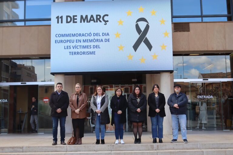 Vila-real recorda les víctimes del terrorisme amb un minut de silenci ple d'emoció