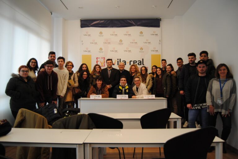 Els alumnes de FP en Comerç de Fundació Flors visiten l'Ajuntament