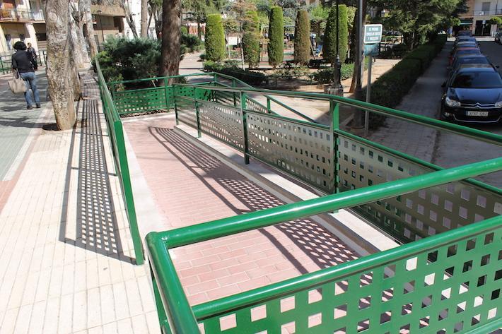 Una nova rampa entre la Glorieta i el carrer de les Solades suprimeix una barrera arquitectònica històrica