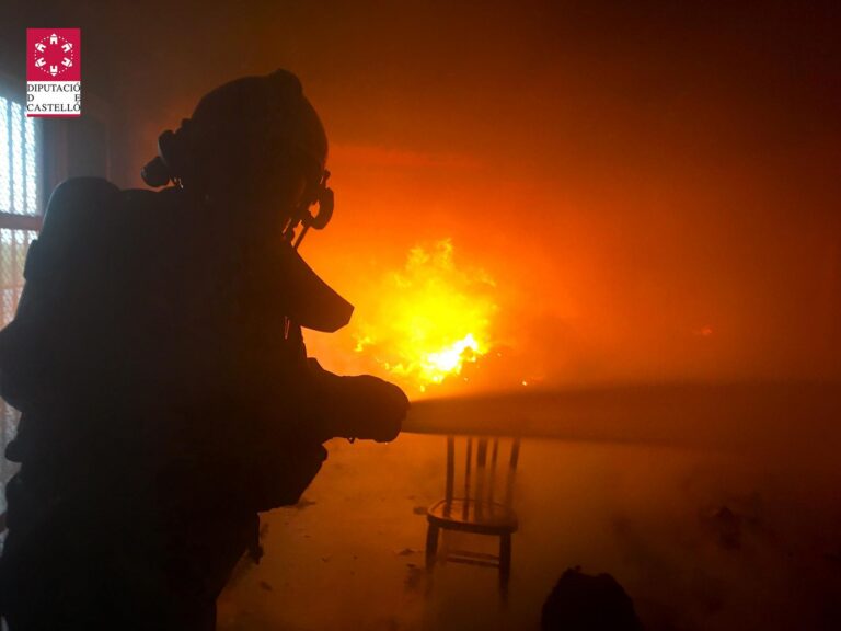 Incendi en una nau industrial abandonada de Vila-real