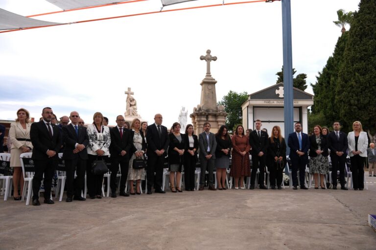Vila-real ofrena als caiguts i a les víctimes del cine La Luz