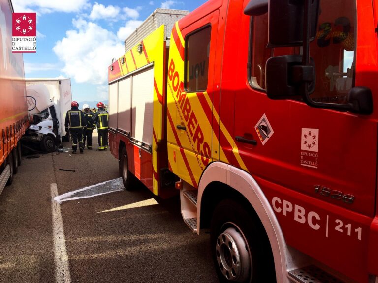 Accident amb atrapats en la CV10 al seu pas per Vila-real entre un camió xicotet i un altre articulat 