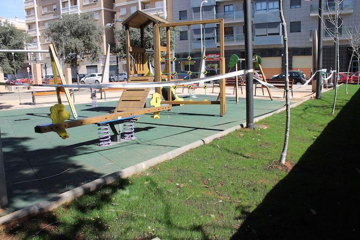 Nous jocs infantils i un mobiliari millorat i actualitzat llueixen en el jardí del Mestre Vidal
